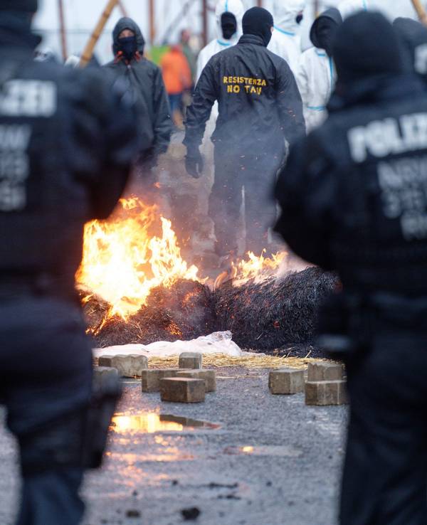 Während die Polizei Vorbereitungen zur geplanten Räumung des Dorfes Lützerath trifft, bauen Aktivisten Barrikaden auf und stecken diese in Brand.