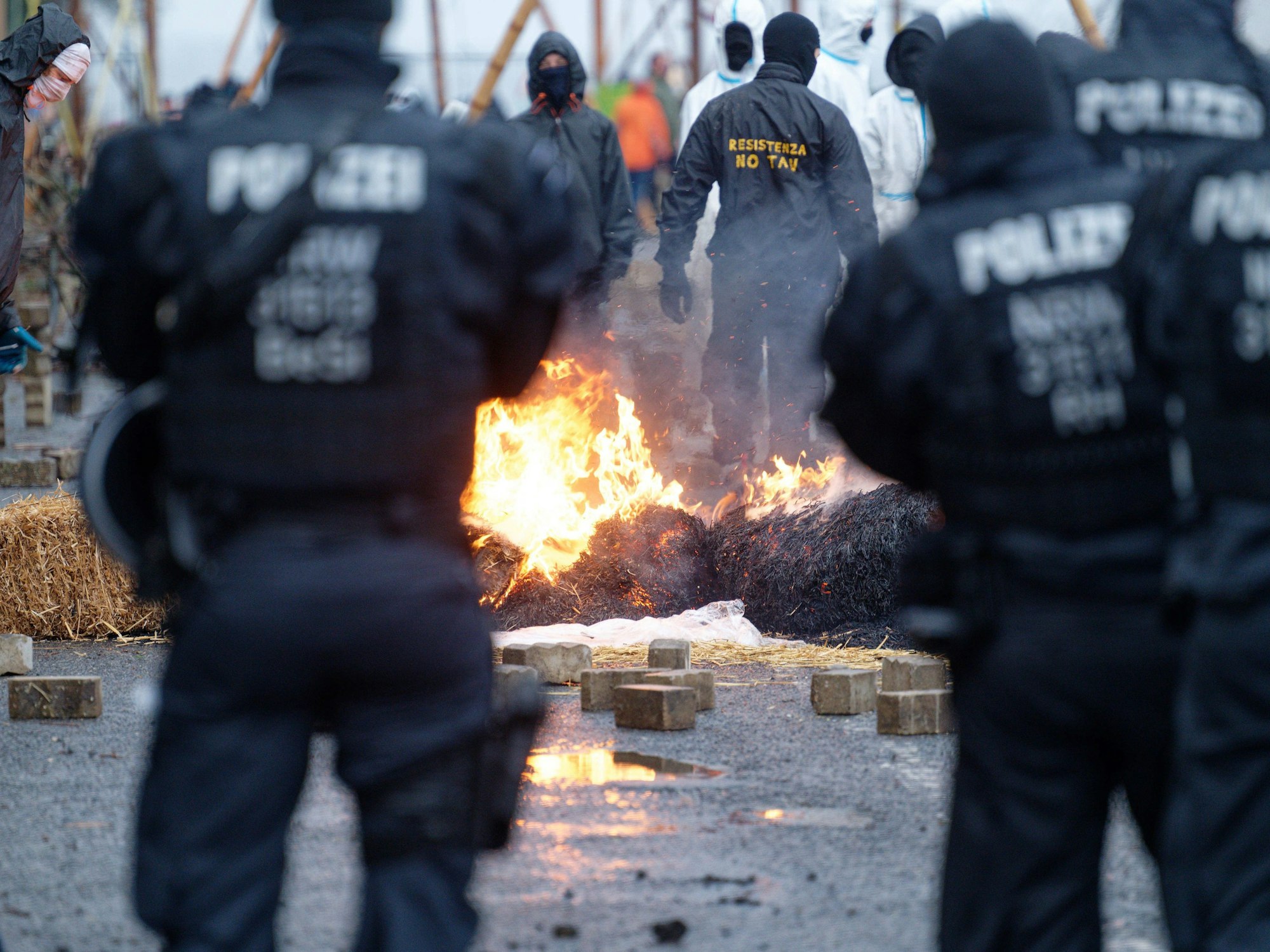 Während die Polizei Vorbereitungen zur geplanten Räumung des Dorfes Lützerath trifft, bauen Aktivisten Barrikaden auf und stecken diese in Brand.