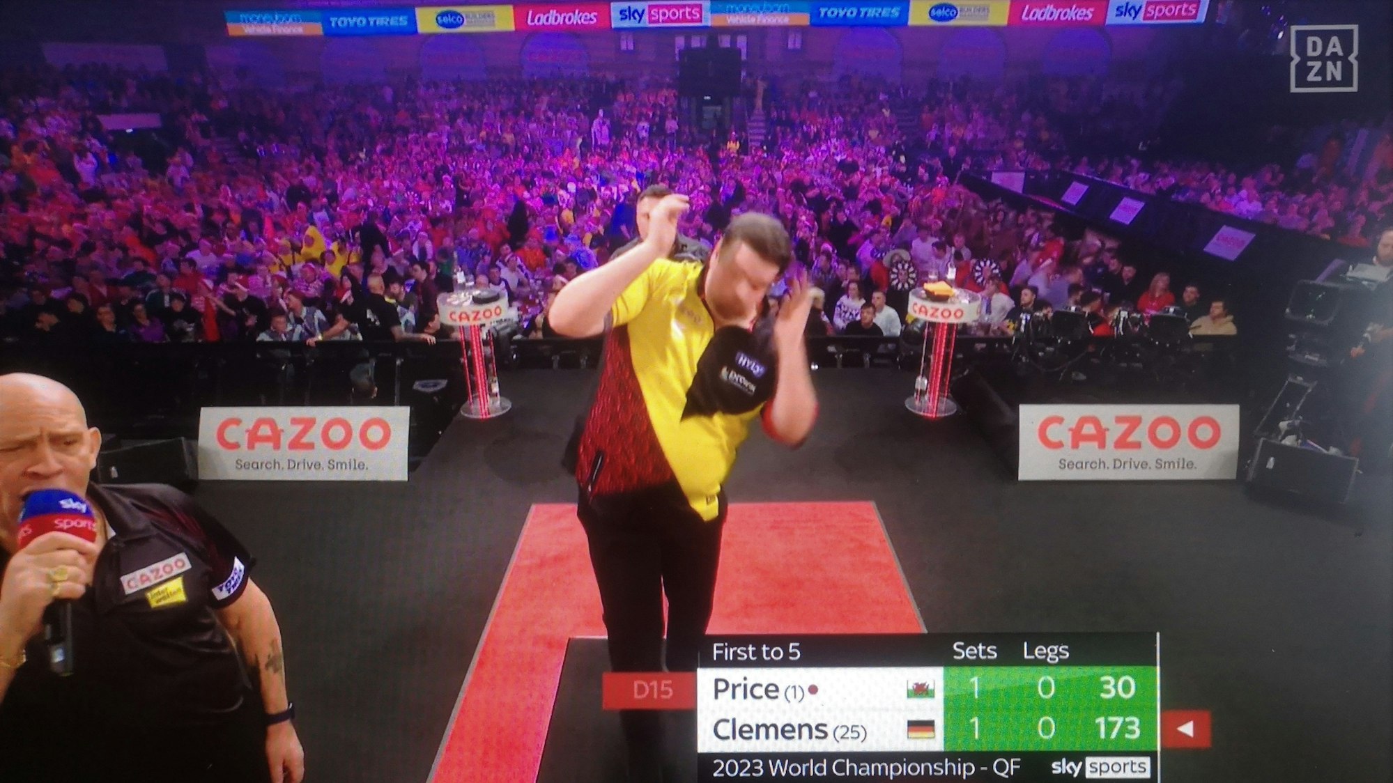 Gabriel Clemens erschrickt bei der Begegnung mit der Wespe im Ally Pally.