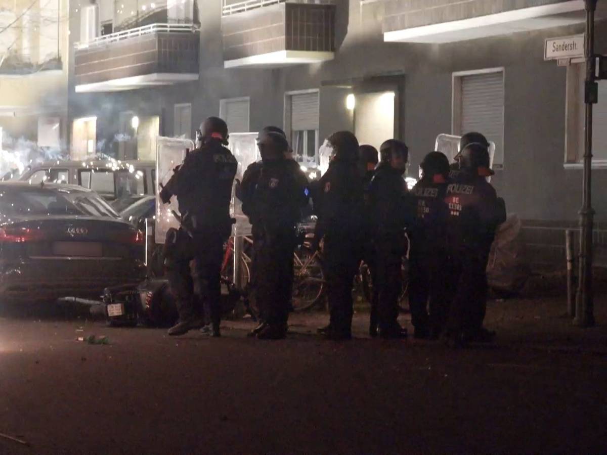 Polizeibeamte stehen hinter explodierendem Feuerwerk. Nach Angriffen auf Einsatzkräfte in der Silvesternacht hat die Diskussion um Konsequenzen begonnen.