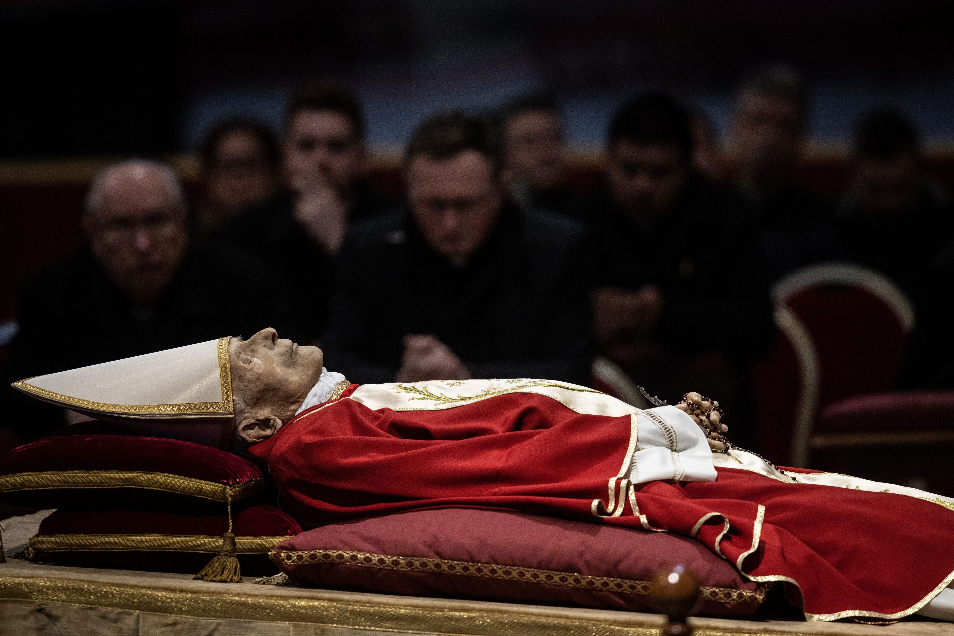 Der Leichnam des emeritierten Papstes Benedikt XVI. ist im Petersdom aufgebahrt.