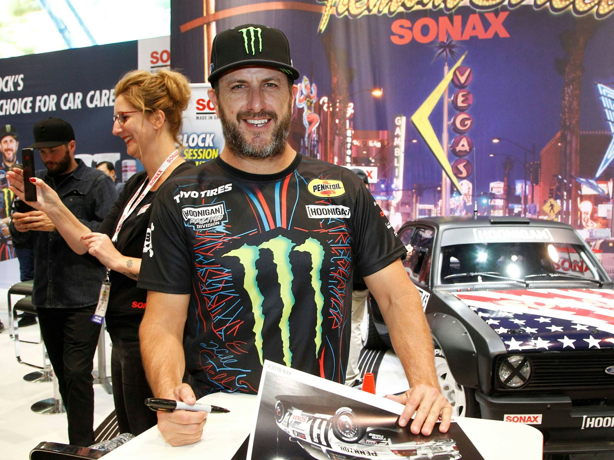 Profi-Rallye-Fahrer Ken Block bei einer Autogramm-Stunde