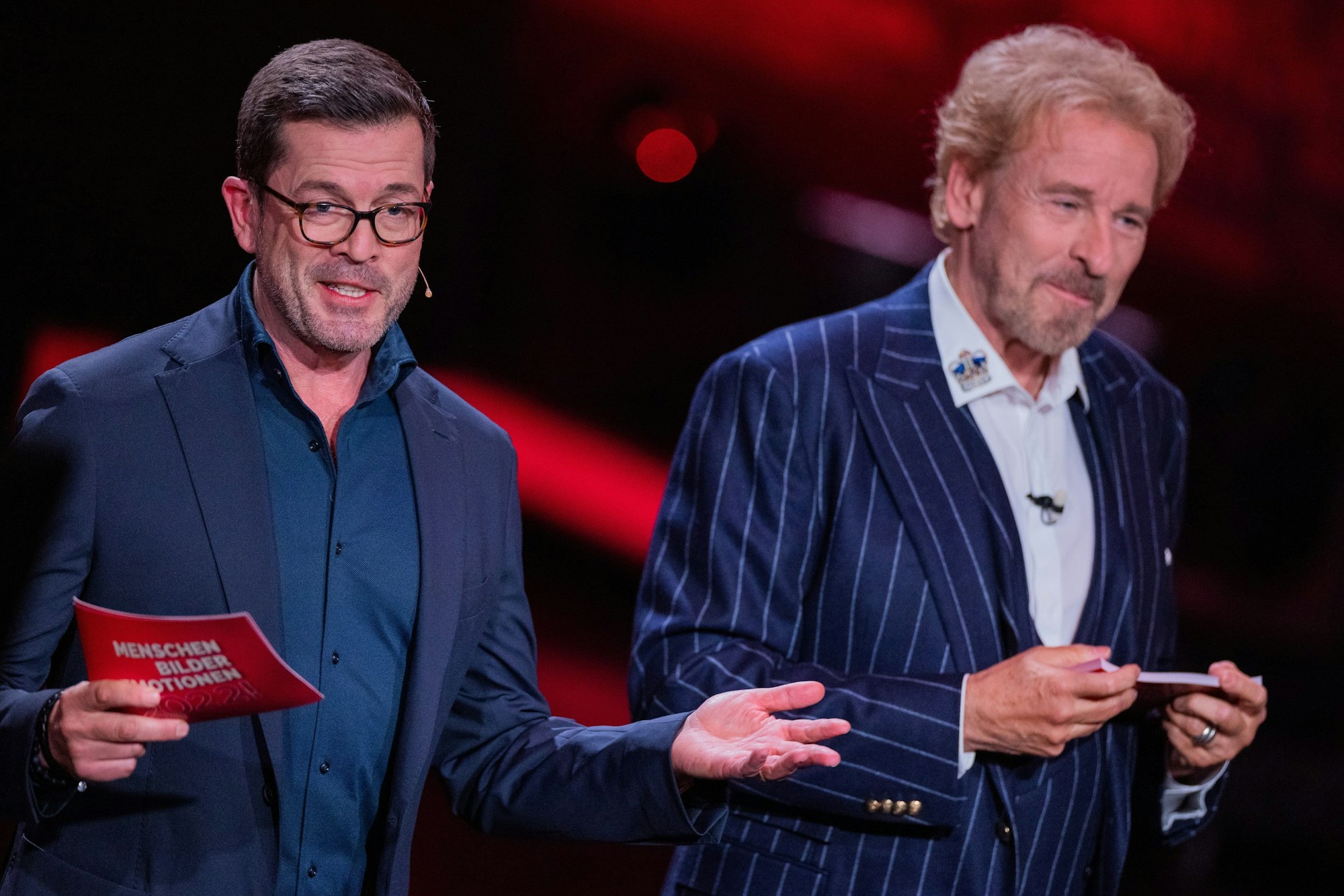 Thomas Gottschalk (r) und Karl-Theodor zu Guttenberg, Moderatoren, stehen beim RTL-Jahresrückblick "Menschen, Bilder, Emotionen 2022" im Studio.