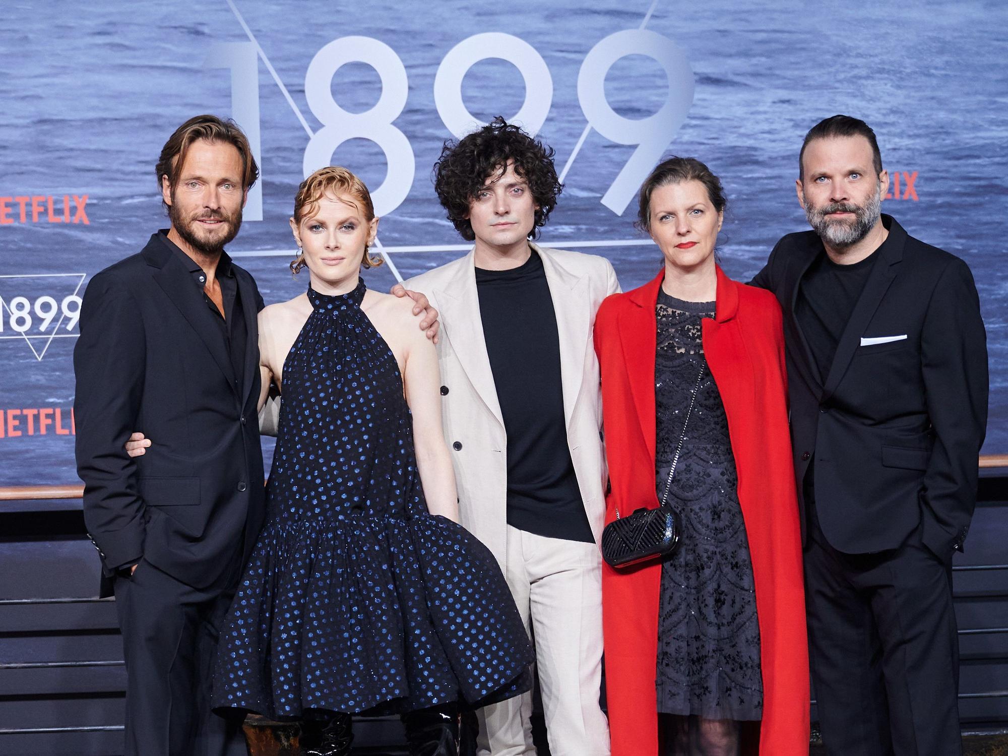 Die Schauspieler Andreas Pietschmann (l-r), Emily Beecham, Aneurin Barnard, Jantje Friese und Baran Bo Odar kommen zur Premiere der Netflix Serie „1899“ ins Funkhaus Berlin.