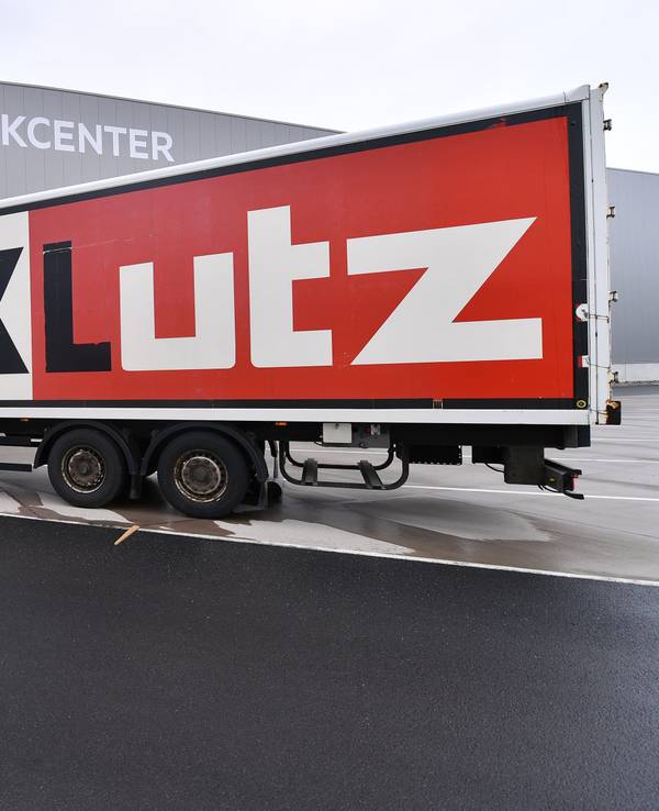 Ein XXXLutz-Laster steht vor einem Logistikcenter des Möbel-Riesen.