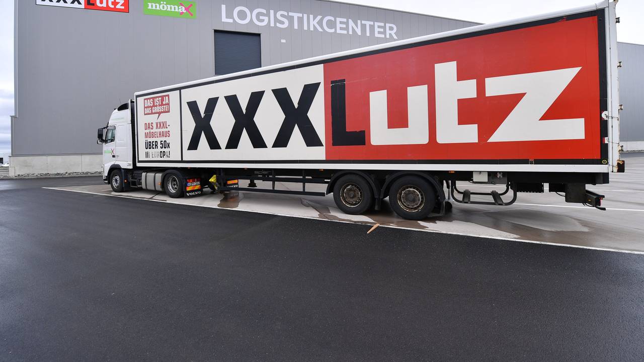 Ein XXXLutz-Laster steht vor einem Logistikcenter des Möbel-Riesen.