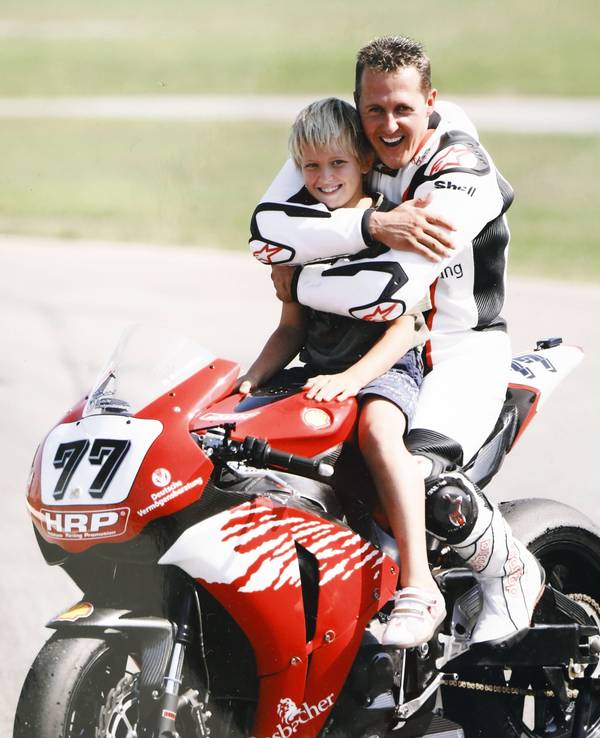 Michael und Mick Schumacher sitzen auf einem Motorrad.