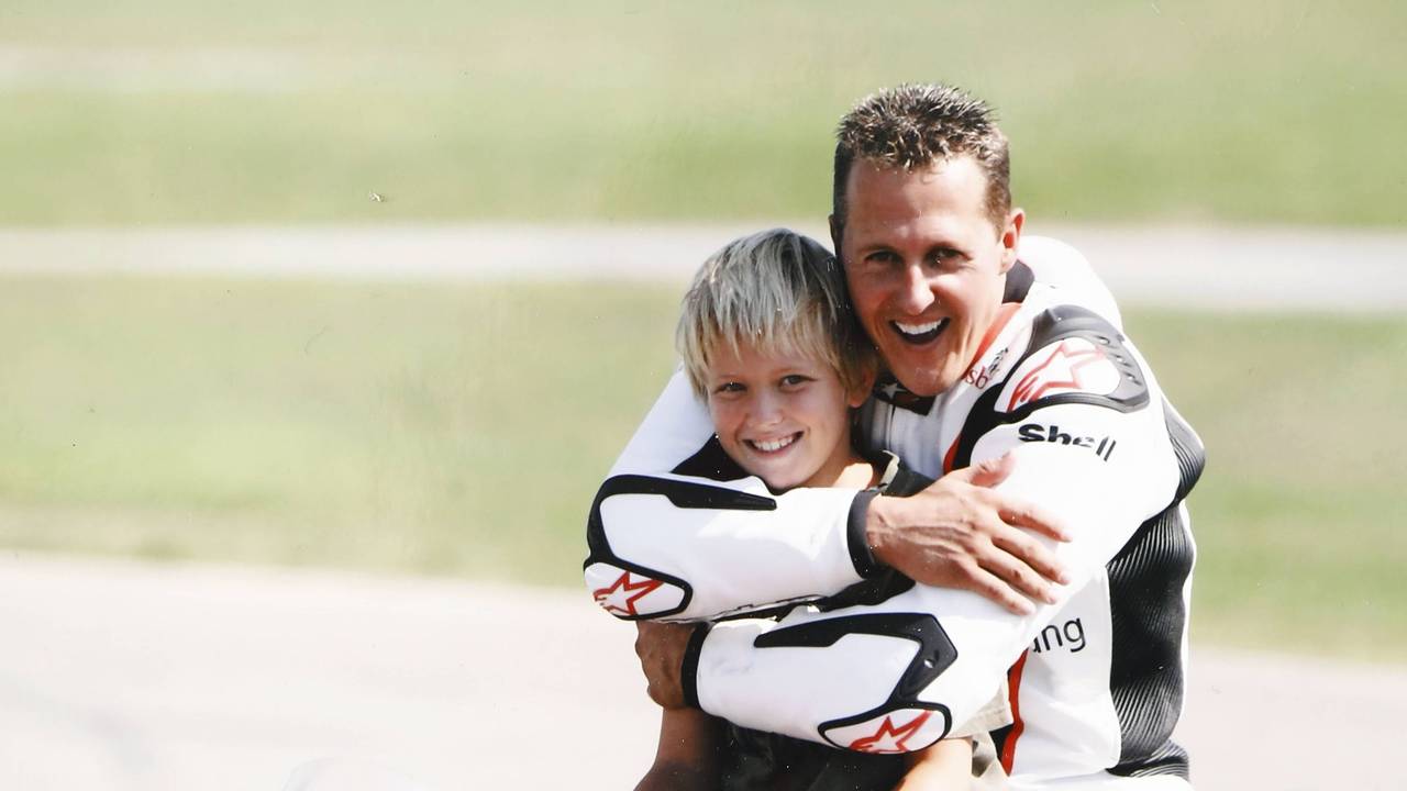 Michael und Mick Schumacher sitzen auf einem Motorrad.