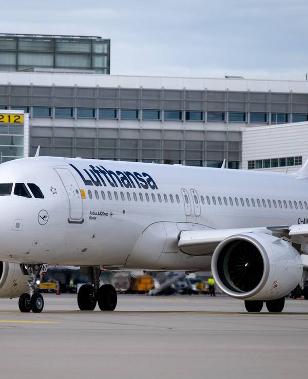 Ein Flugzeug der Lufthansa (Airbus A320neo) steht am Flughafen München auf dem Rollfeld.