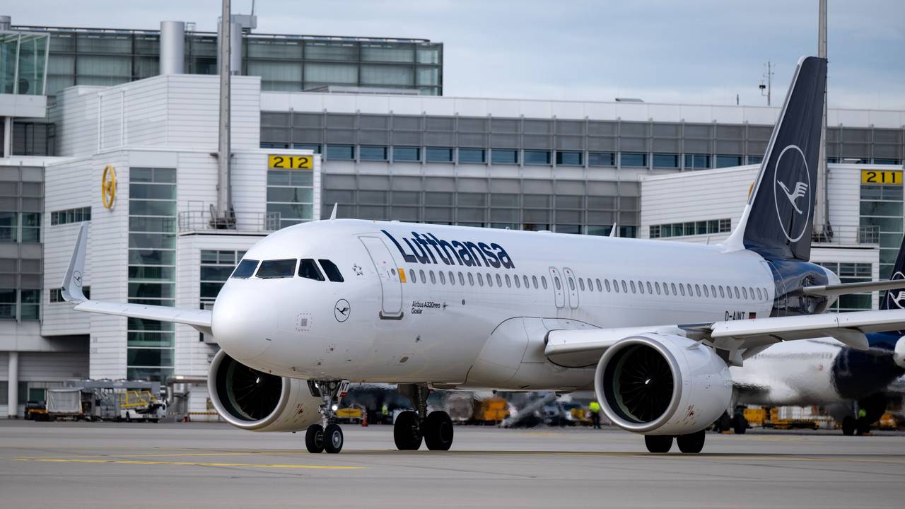 Ein Flugzeug der Lufthansa (Airbus A320neo) steht am Flughafen München auf dem Rollfeld.