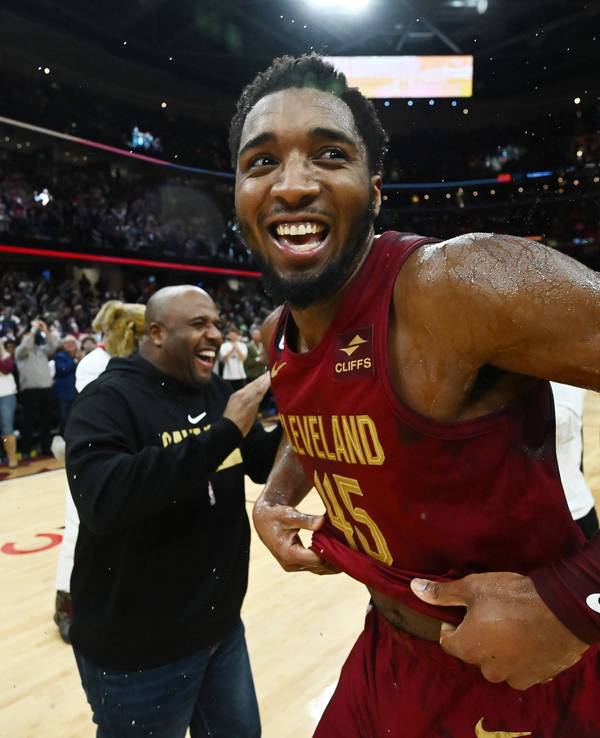 Donovan Mitchell freut sich nach dem Spiel.
