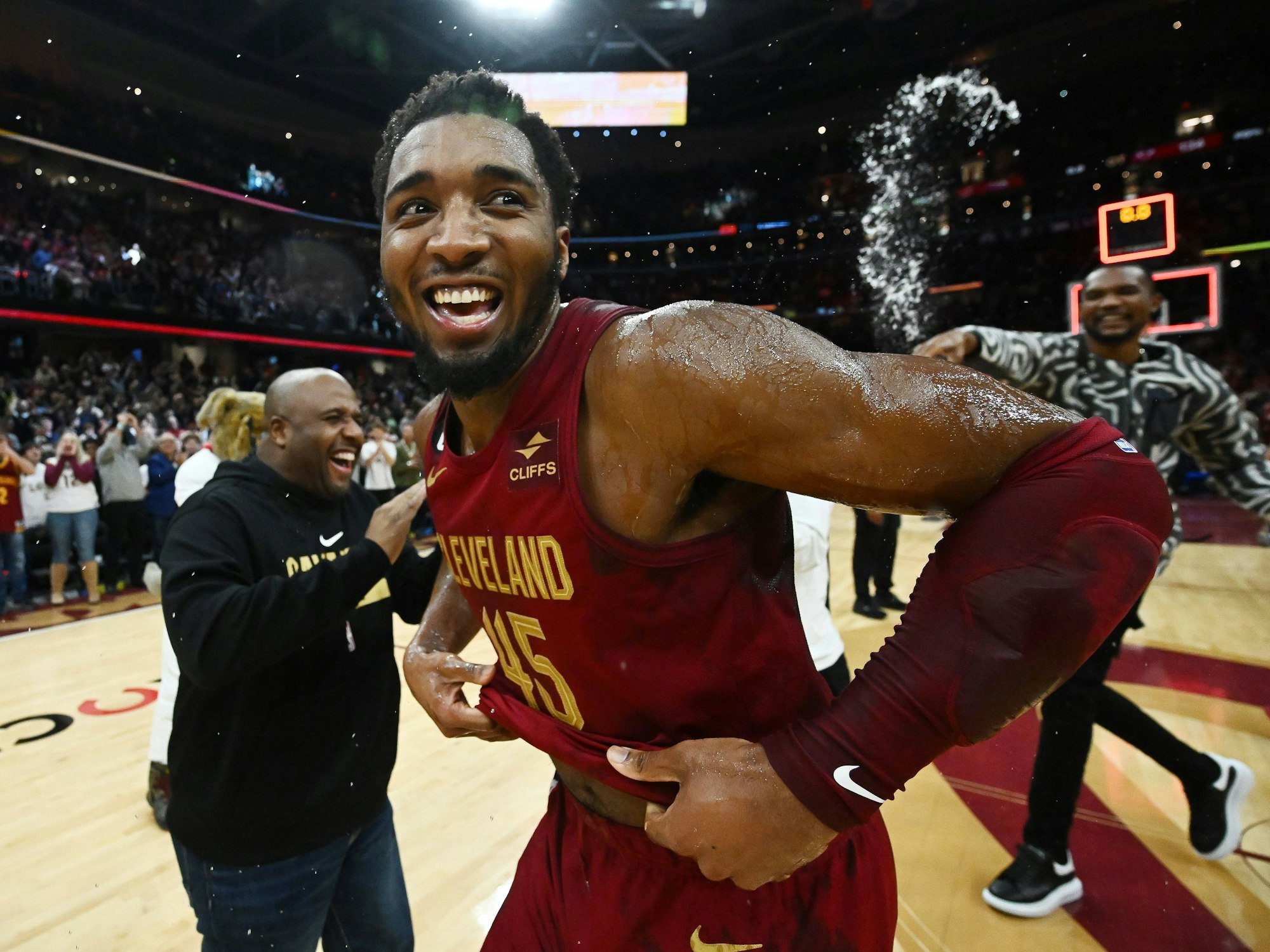 Donovan Mitchell freut sich nach dem Spiel.