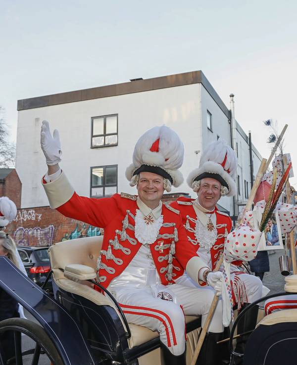 Das designierte Kölner Dreigestirn auf dem Weg in die Hofburg.