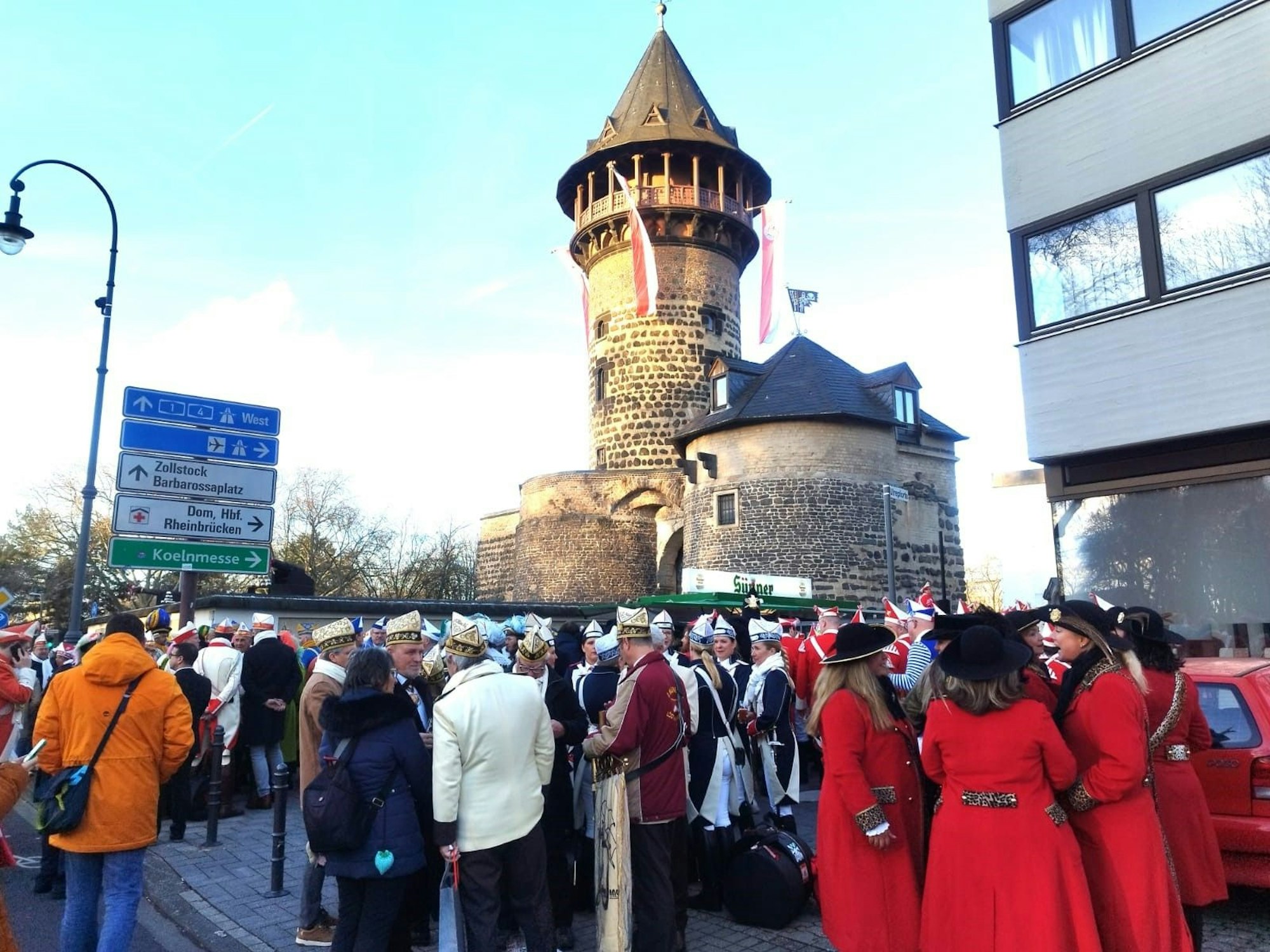 Hunderte Menschen versammelten sich an der Ülepooz.