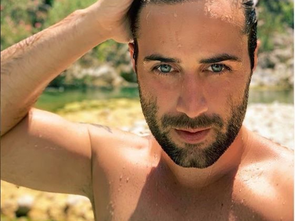 Der Bares für Rares-Händler David Suppes posiert mit nassen Haaren für ein Selfie. David Suppes hat das Foto am 5. November 2022 auf Instagram veröffentlicht. Quelle: Instagram / david.suppes