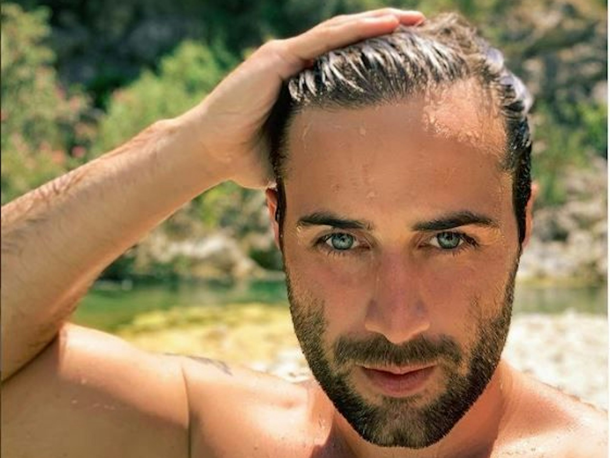 Der Bares für Rares-Händler David Suppes posiert mit nassen Haaren für ein Selfie. David Suppes hat das Foto am 5. November 2022 auf Instagram veröffentlicht. Quelle: Instagram / david.suppes
