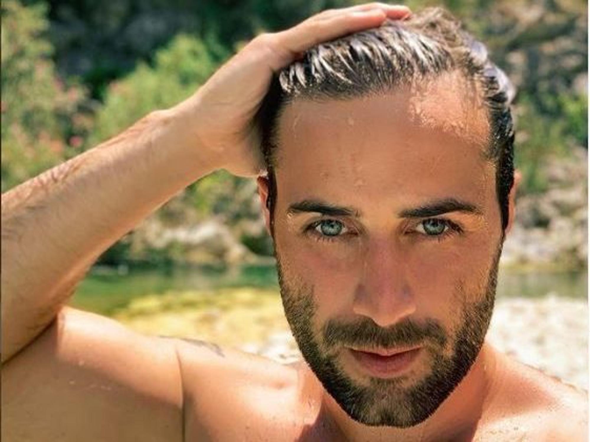 Der Bares für Rares-Händler David Suppes posiert mit nassen Haaren für ein Selfie. David Suppes hat das Foto am 5. November 2022 auf Instagram veröffentlicht. Quelle: Instagram / david.suppes