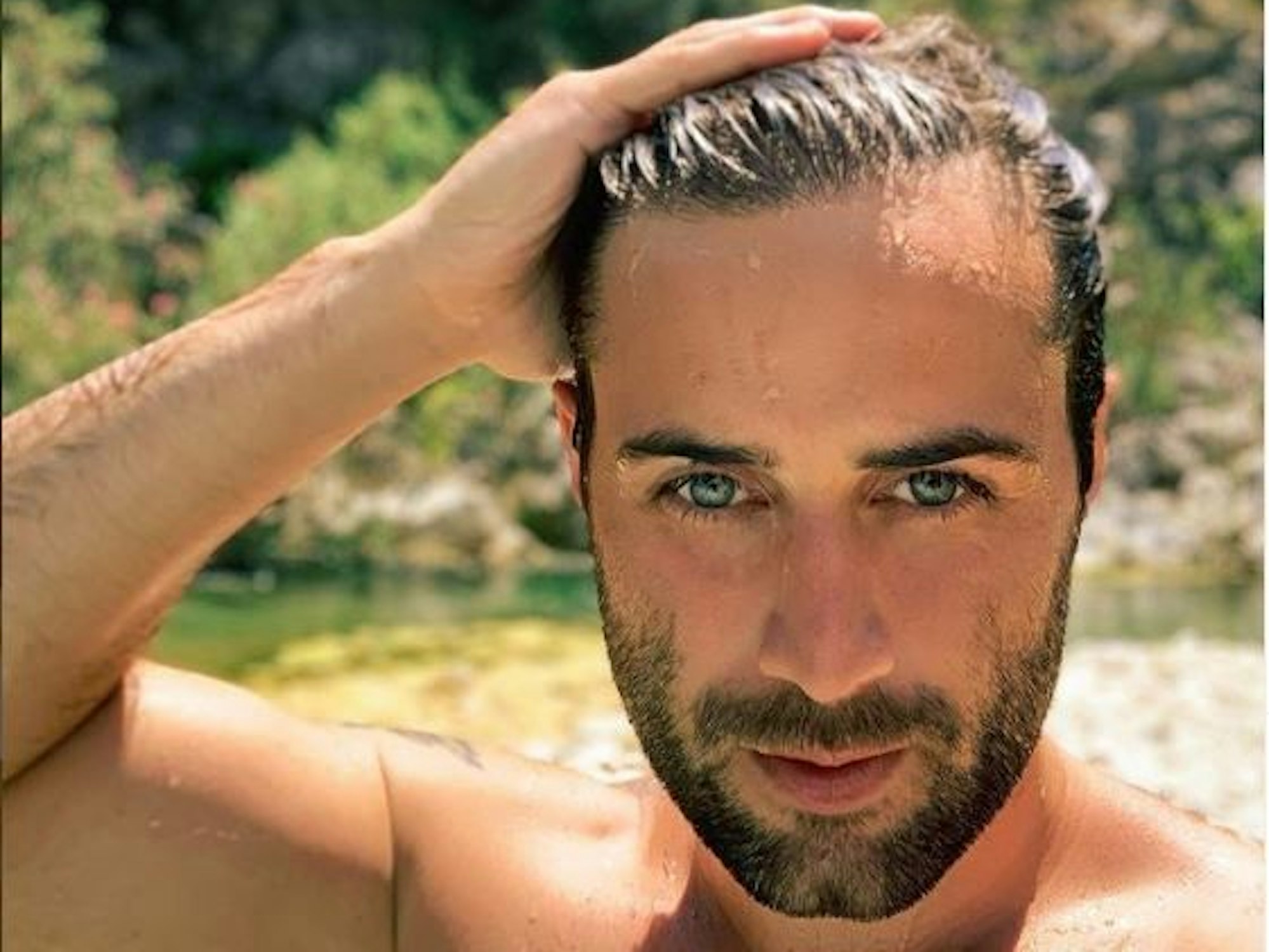 Der Bares für Rares-Händler David Suppes posiert mit nassen Haaren für ein Selfie. David Suppes hat das Foto am 5. November 2022 auf Instagram veröffentlicht. Quelle: Instagram / david.suppes