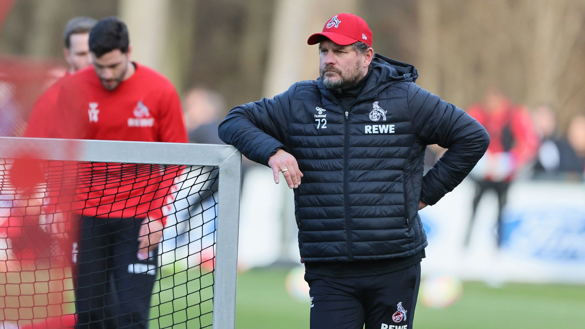 Steffen Baumgart beobachtet das Training des 1. FC Köln.
