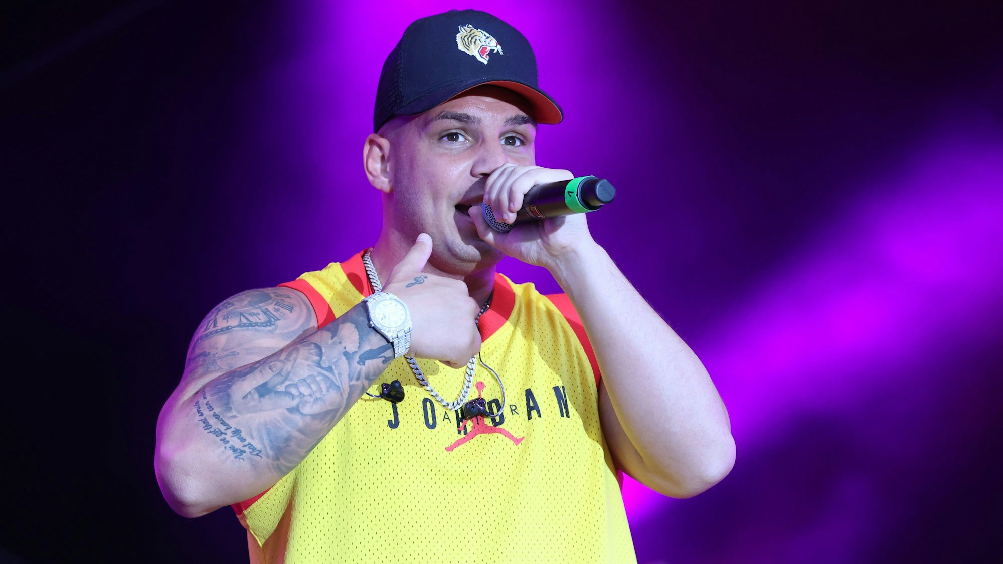 Der deutsche Sänger Pietro Lombardi tritt bei einem Sommer Open Air im Steigerwaldstadion auf.