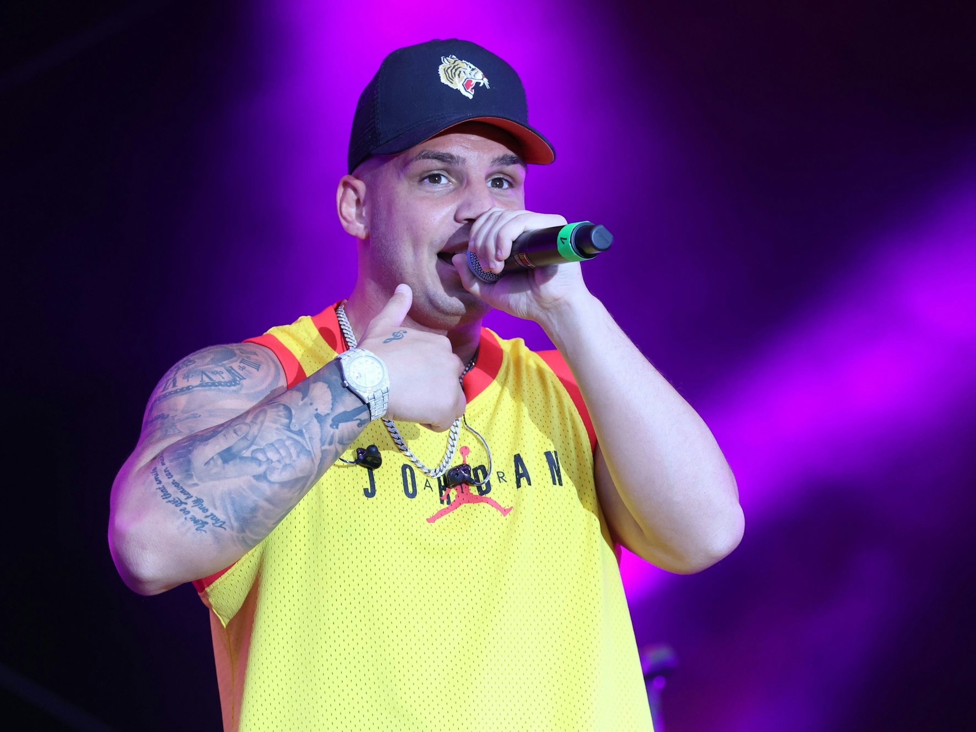 Der deutsche Sänger Pietro Lombardi tritt bei einem Sommer Open Air im Steigerwaldstadion auf.