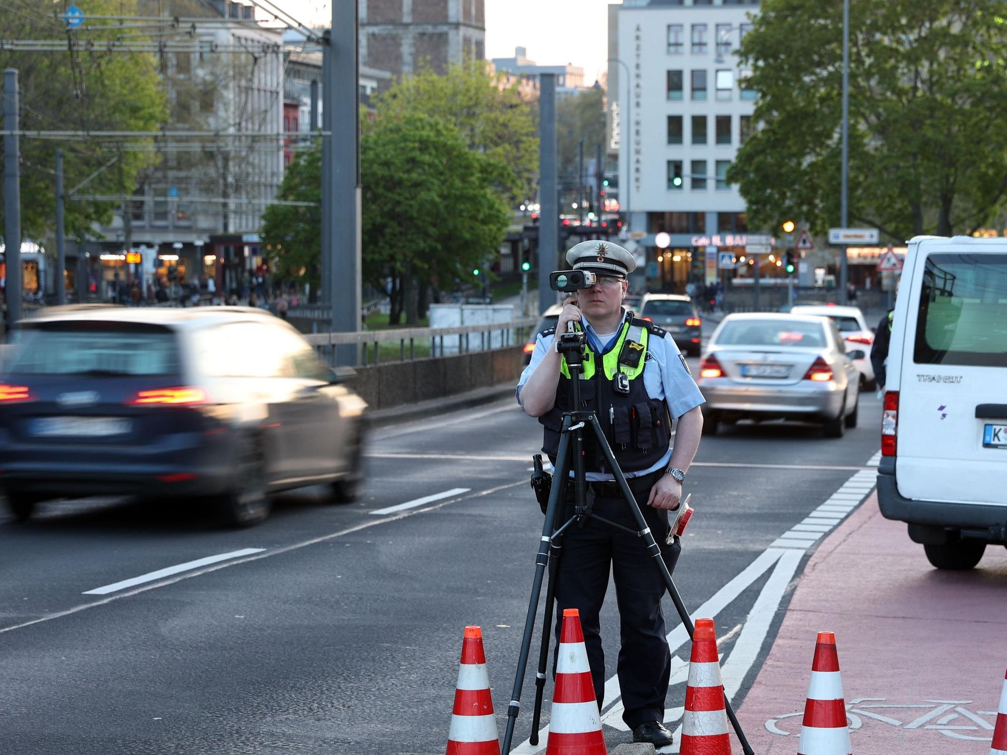 Ein Polizist führt am Heumarkt eine Geschwindigkeitskontrolle durch.