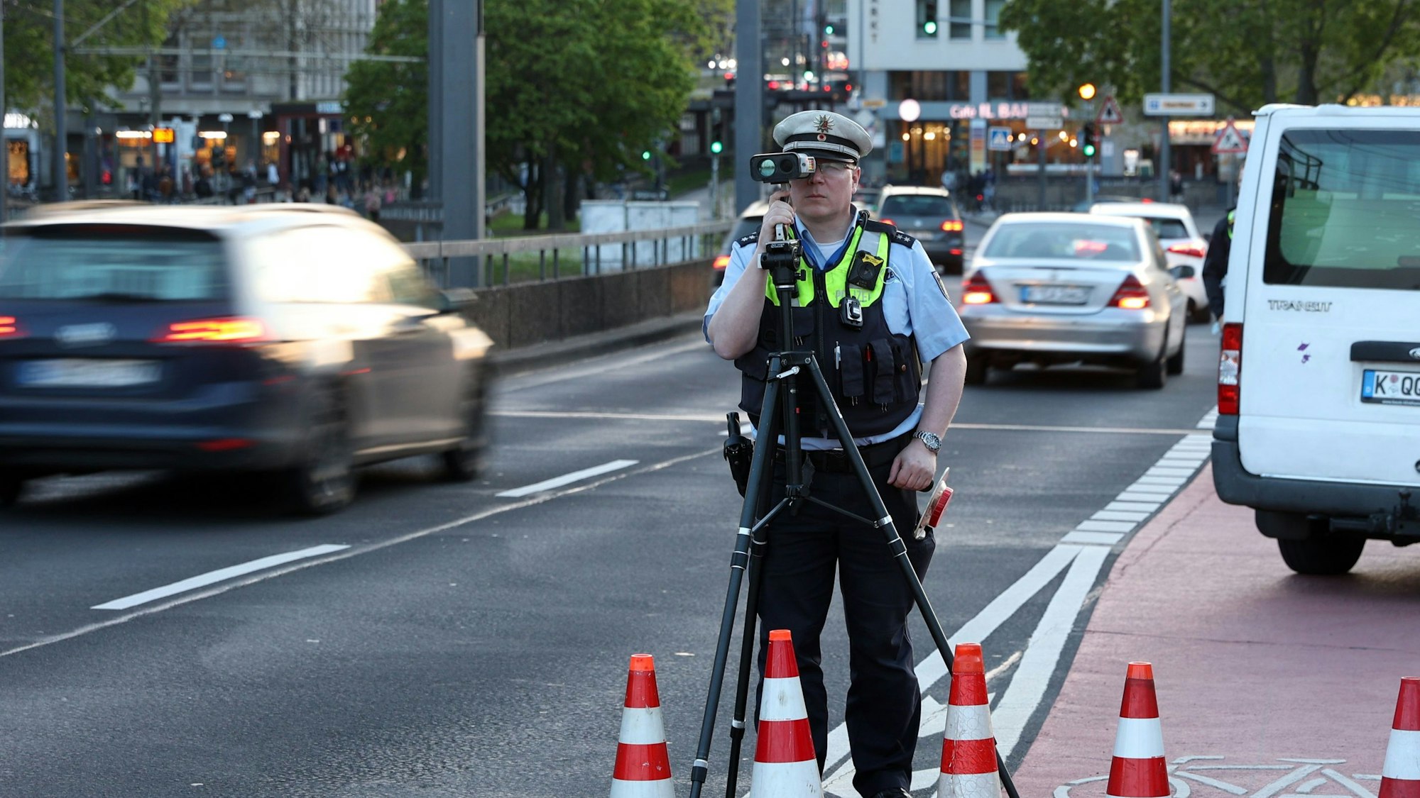 Die Kölner Polizei blitzt auf der Deutzer Brücke.
