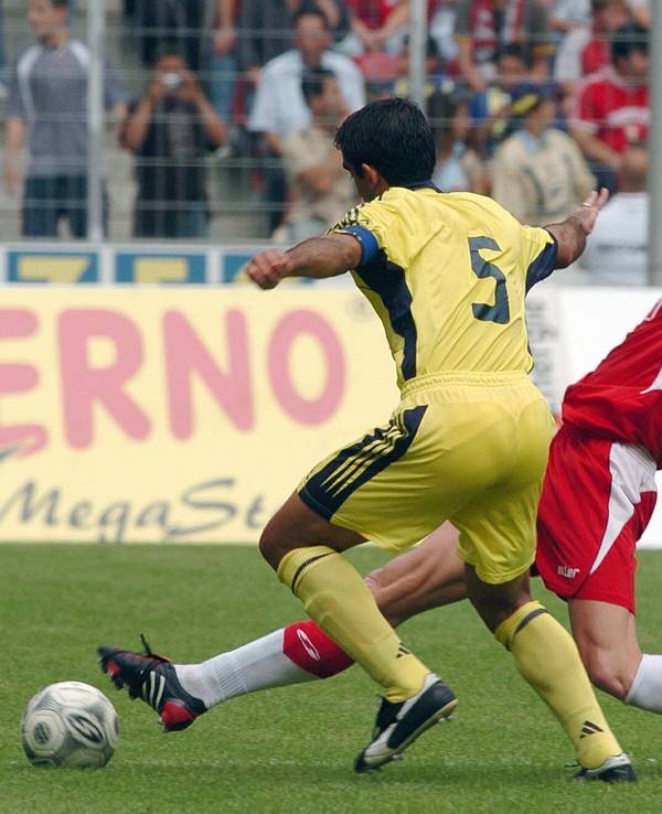 Der Kölner Lukas Sinkiewicz und der Istanbuler Ümit Özat kämpfen um den Ball.