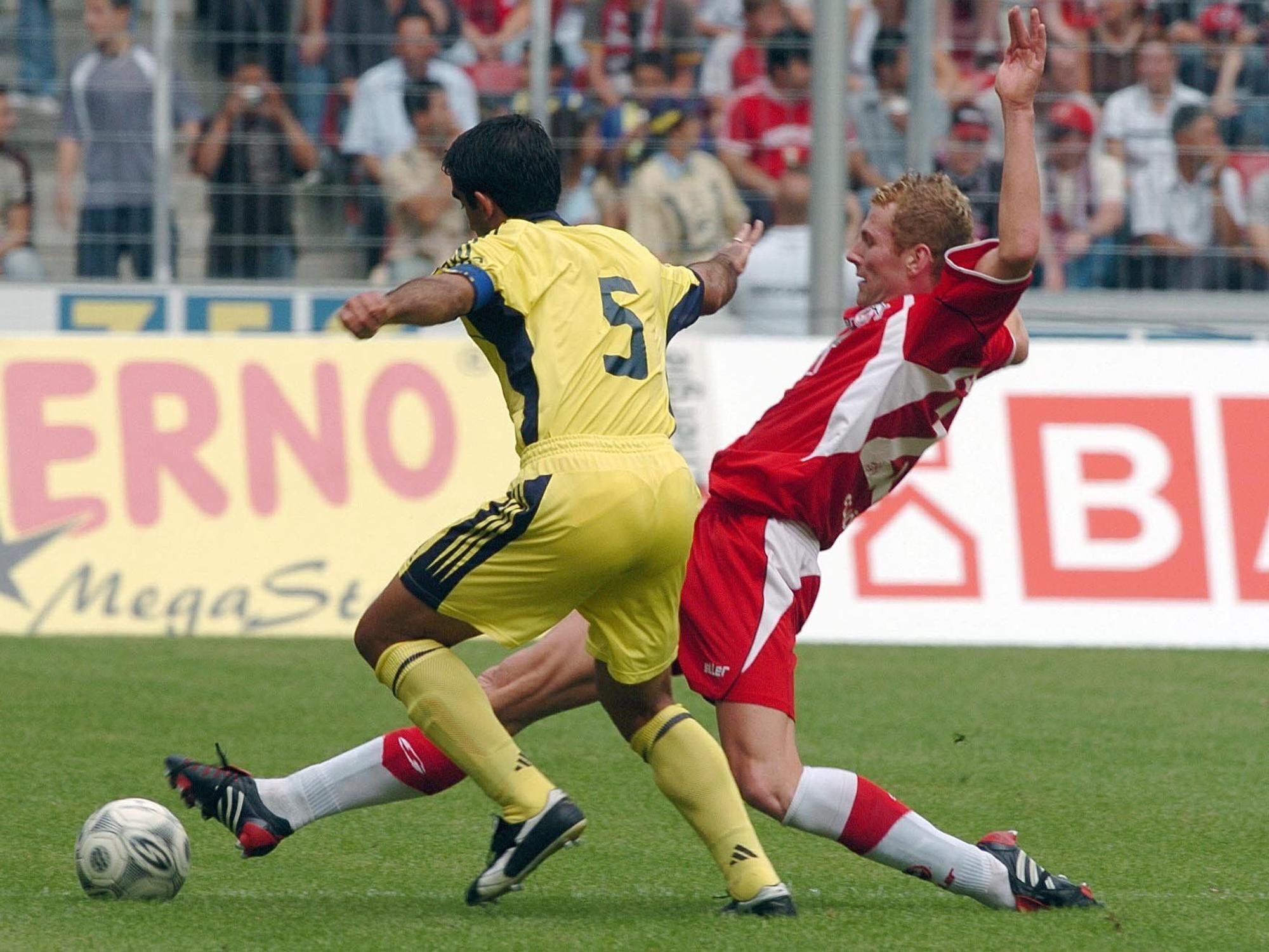 Der Kölner Lukas Sinkiewicz und der Istanbuler Ümit Özat kämpfen um den Ball.