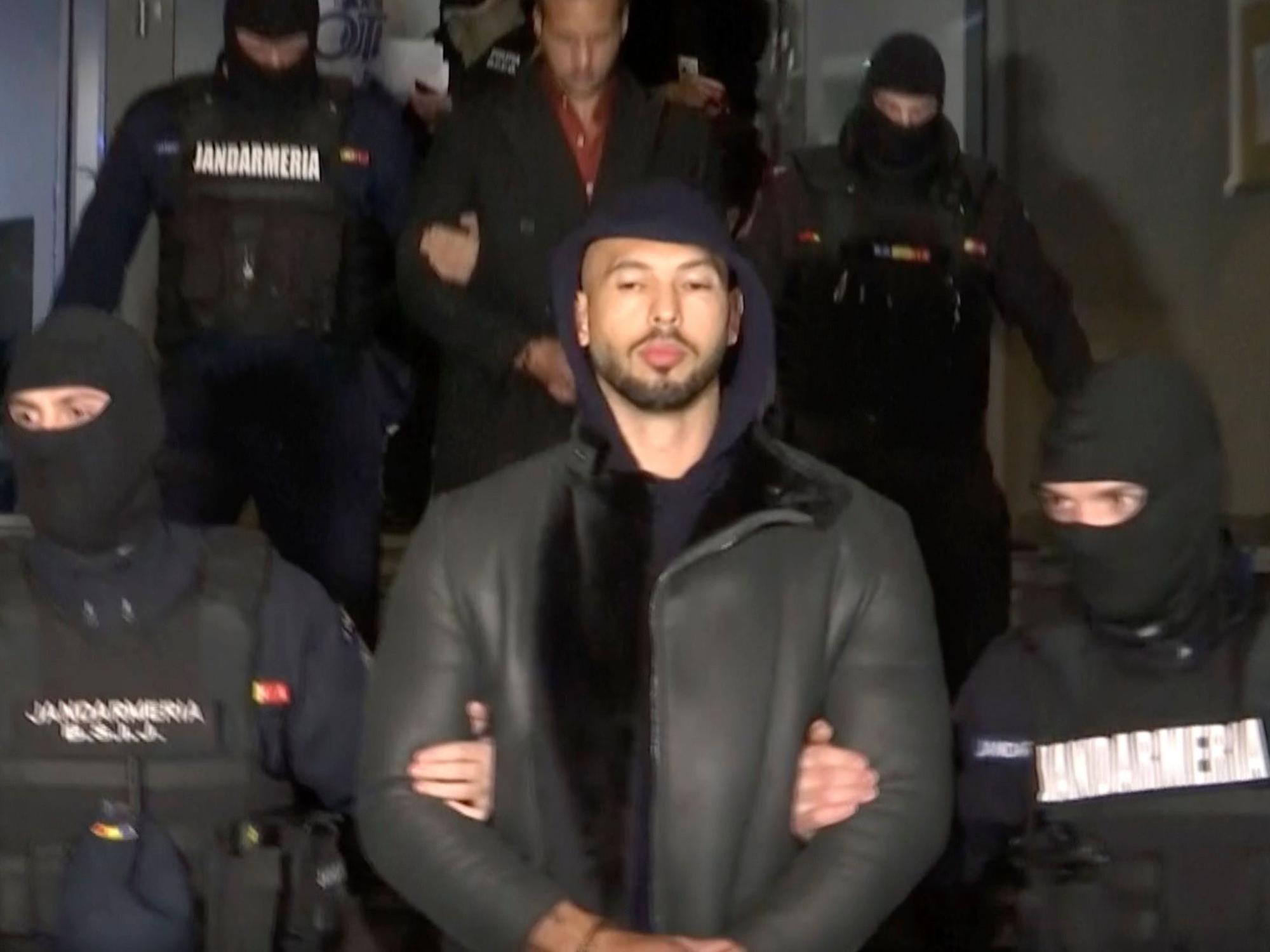 Dieses Videostandbild des Fernsehsenders Observator Antena 1 zeigt Andrew Tate (Mitte) bei seiner Festnahme durch die rumänische Polizei am 29. Dezember 2022.
