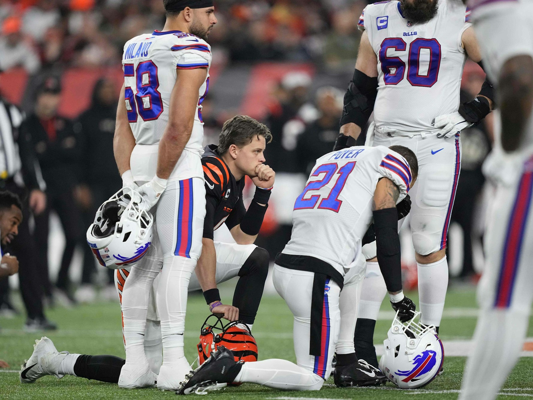 Jordan Poyer und Joe Burrow knien auf dem Spielfeld.