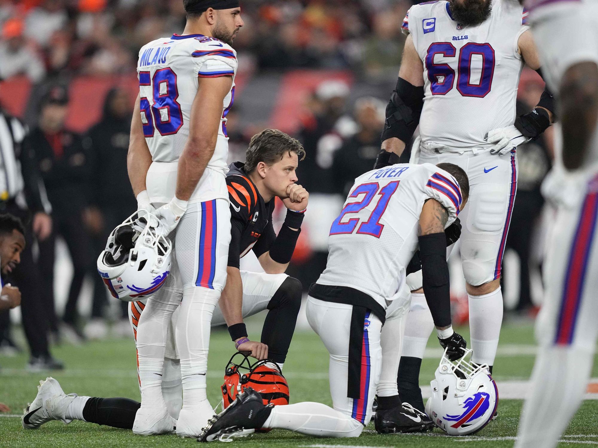 Jordan Poyer und Joe Burrow knien auf dem Spielfeld.