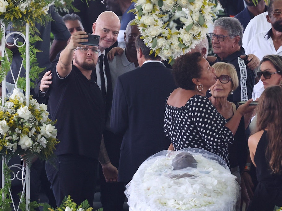 Makabere Szene bei der Totenwache für Pelé: Links posiert Fifa-Präsident Gianni Infantino für ein Selfie, keinen Meter entfernt liegt der Leichnam der Fußball-Legende.