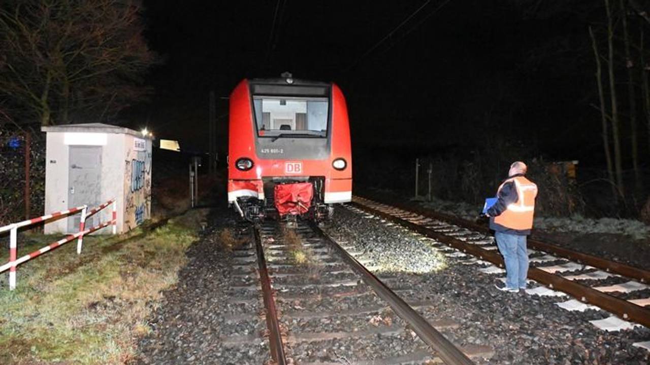 Ein Regionalexpress, der zuvor mit zwei Pferden zusammenstieß, steht in Pulheim auf den Gleisen.