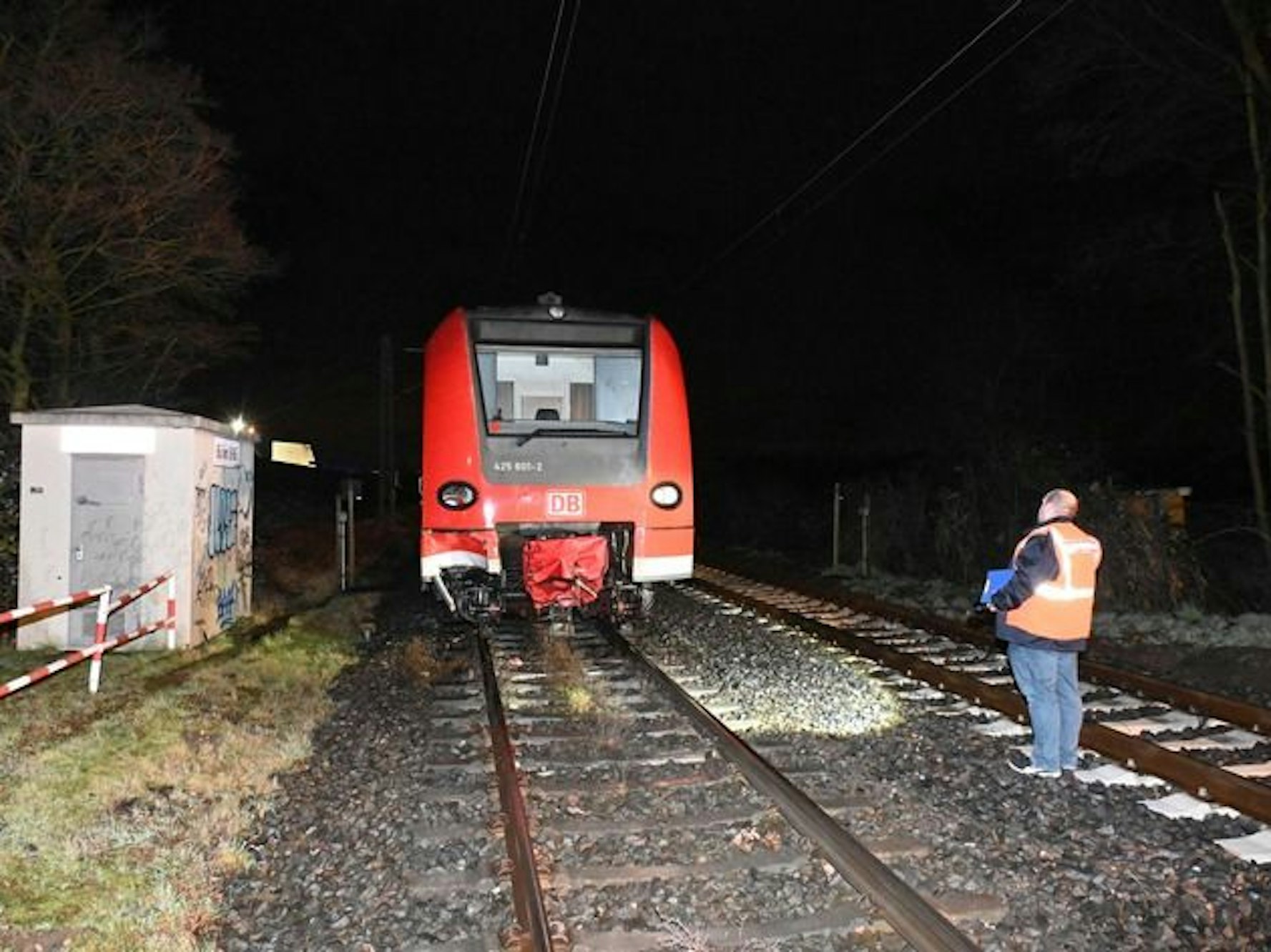 Ein Regionalexpress, der zuvor mit zwei Pferden zusammenstieß, steht in Pulheim auf den Gleisen.