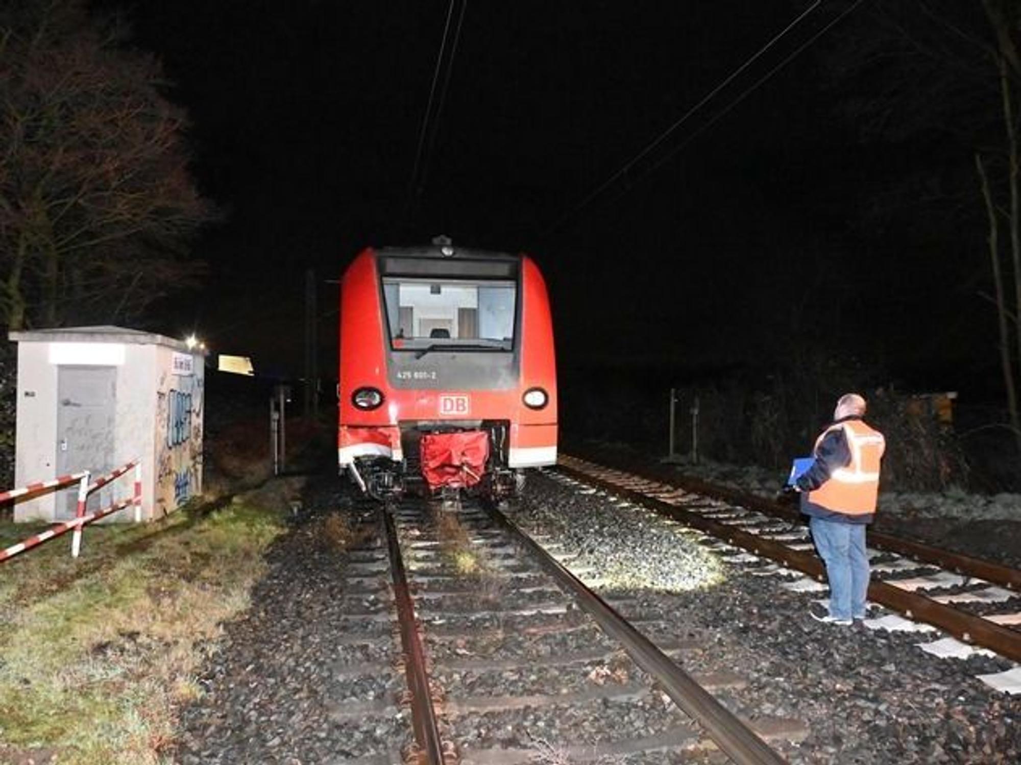 Ein Regionalexpress, der zuvor mit zwei Pferden zusammenstieß, steht in Pulheim auf den Gleisen.