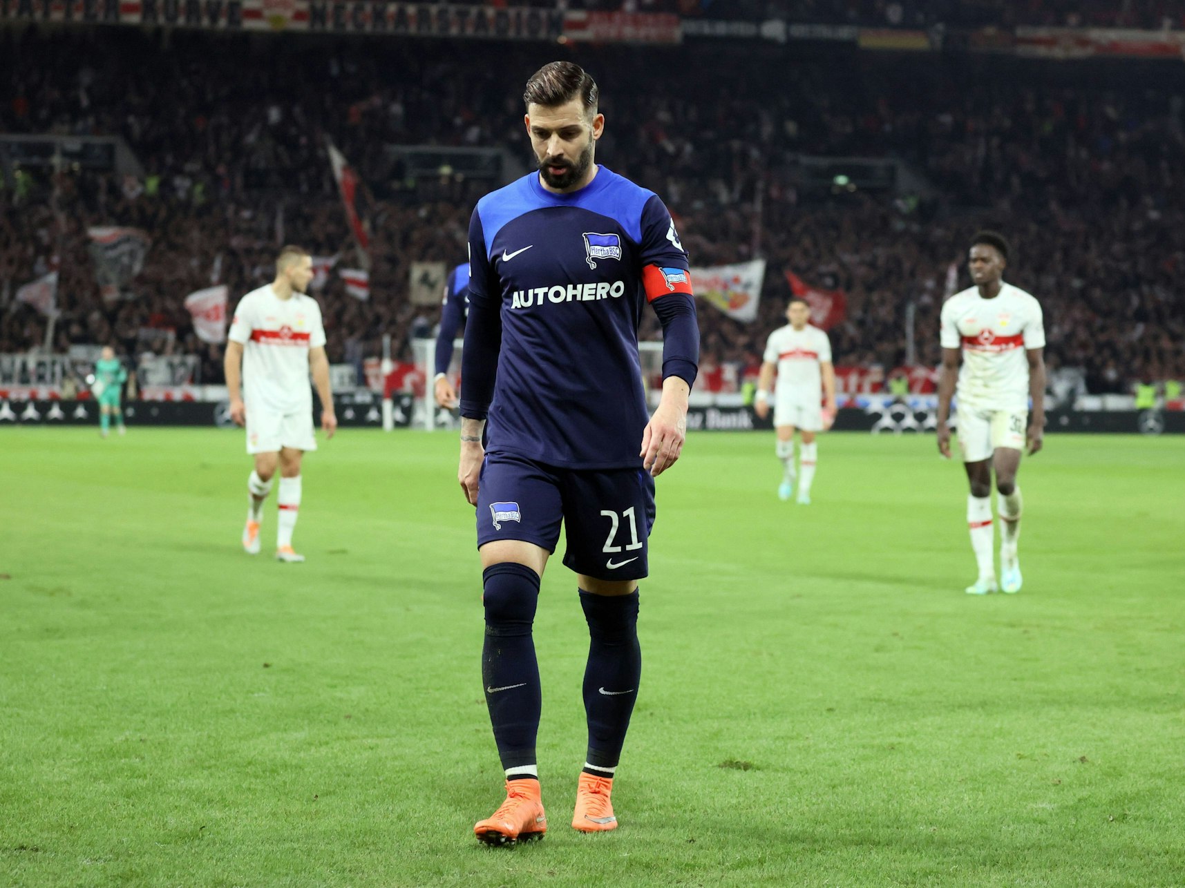 Marvin Plattenhardt läuft zur Eckfahne.