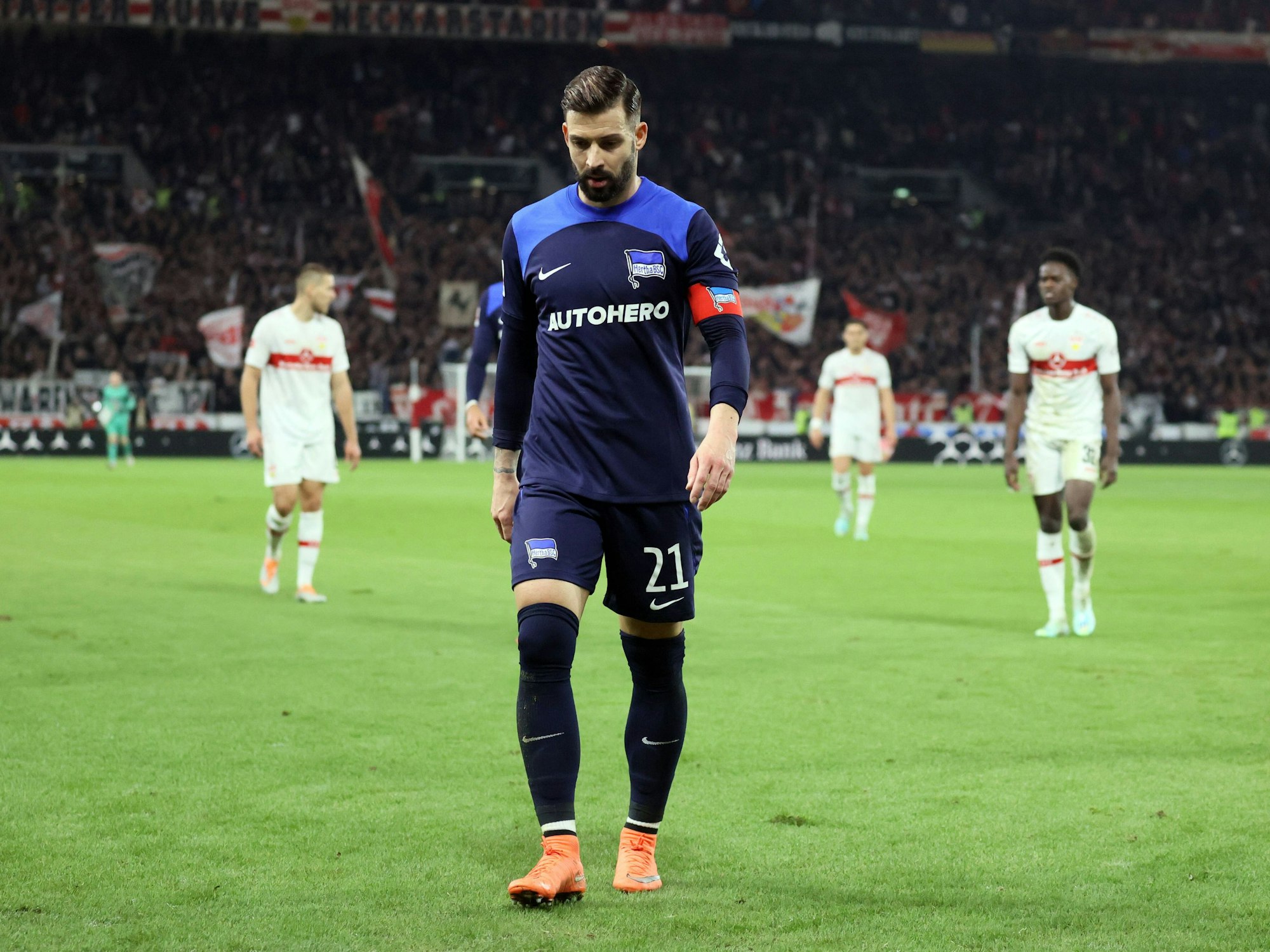 Marvin Plattenhardt läuft zur Eckfahne.