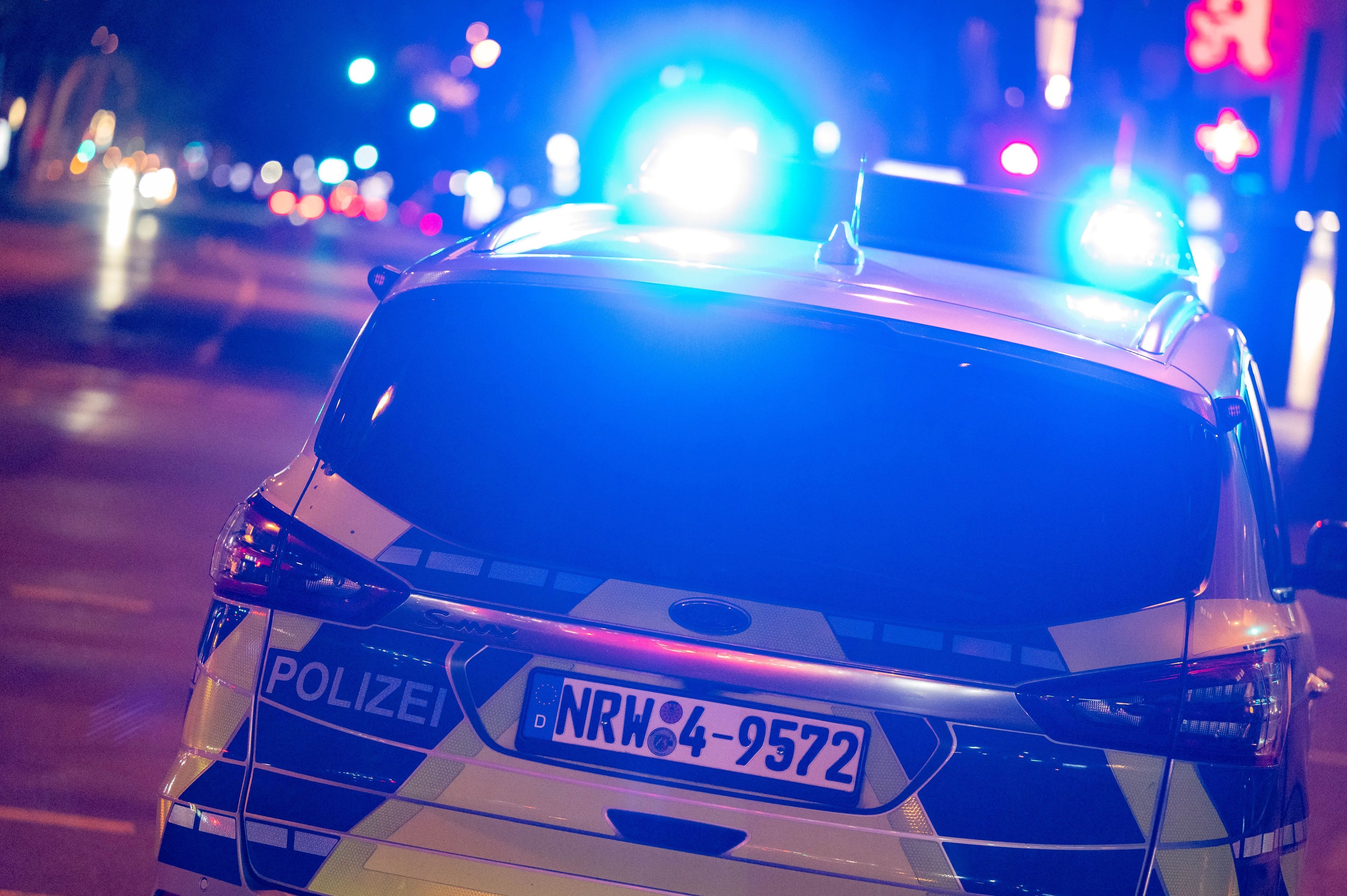 Blaulicht eines Polizeiwagens einer Streife in Köln