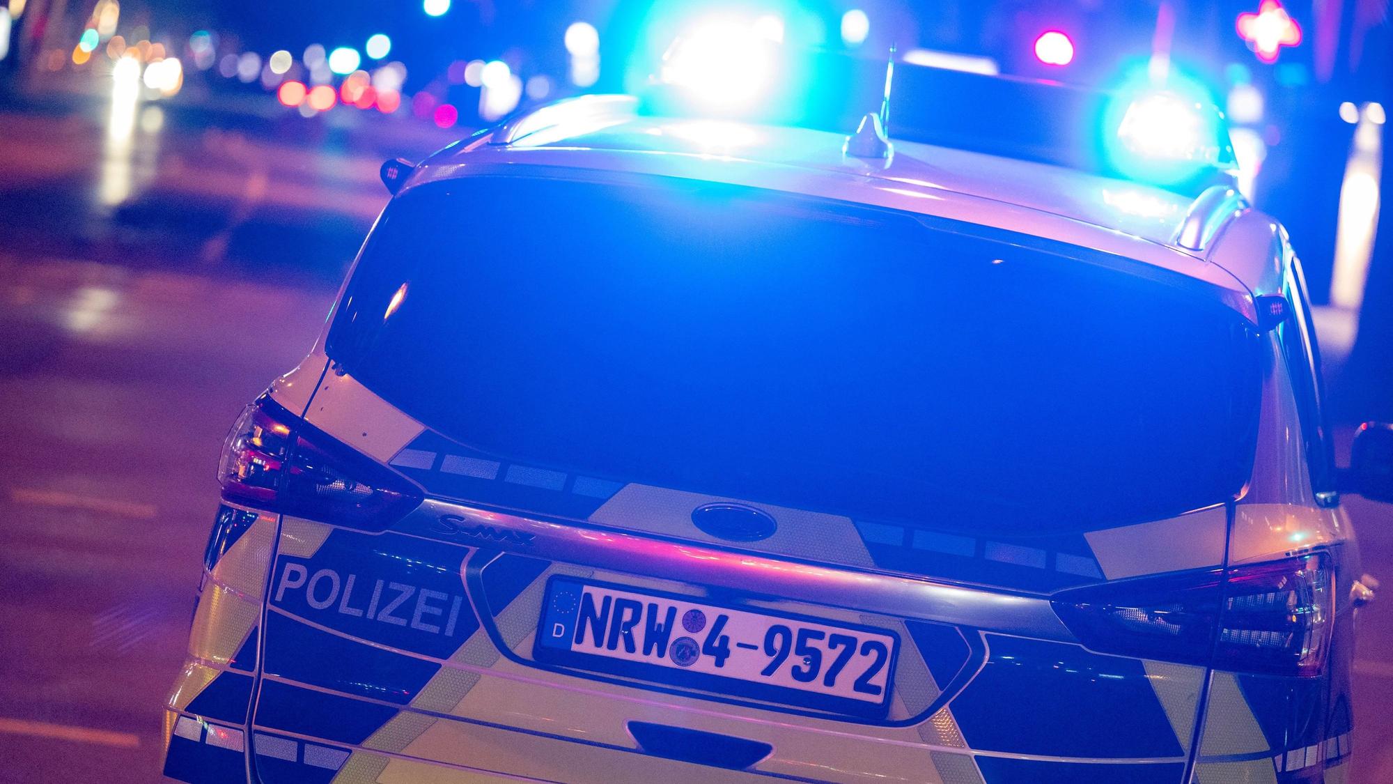 Blaulicht eines Polizeiwagens einer Streife in Köln