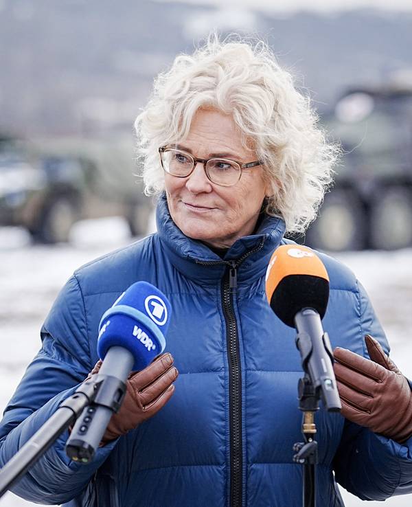 Christine Lambrecht (SPD), Bundesministerin der Verteidigung, gibt am Rande ihres Besuchs bei den der Slowakei stationierten deutschen Bundeswehrsoldaten in Lest (Gebirgsjäger) ein Pressestatement.