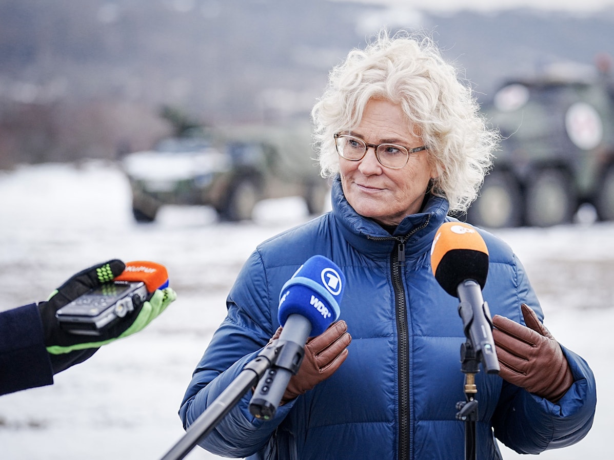 Christine Lambrecht (SPD), Bundesministerin der Verteidigung, gibt am Rande ihres Besuchs bei den der Slowakei stationierten deutschen Bundeswehrsoldaten in Lest (Gebirgsjäger) ein Pressestatement.