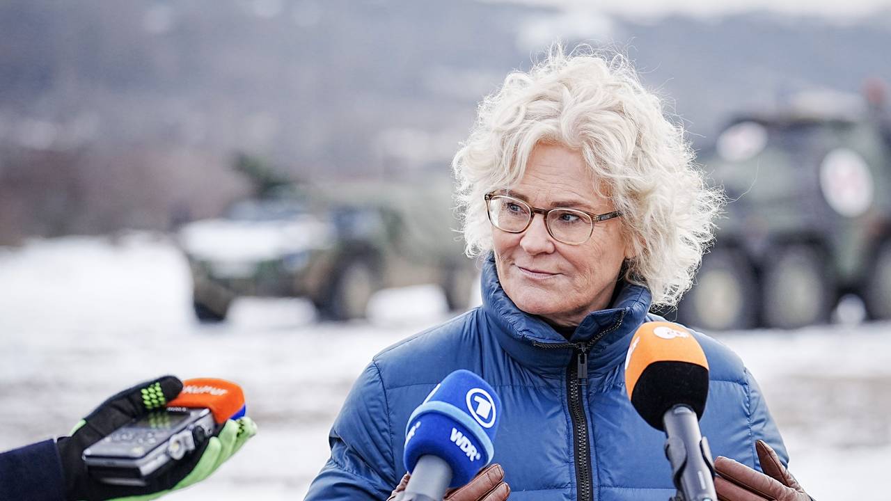 Christine Lambrecht (SPD), Bundesministerin der Verteidigung, gibt am Rande ihres Besuchs bei den der Slowakei stationierten deutschen Bundeswehrsoldaten in Lest (Gebirgsjäger) ein Pressestatement.