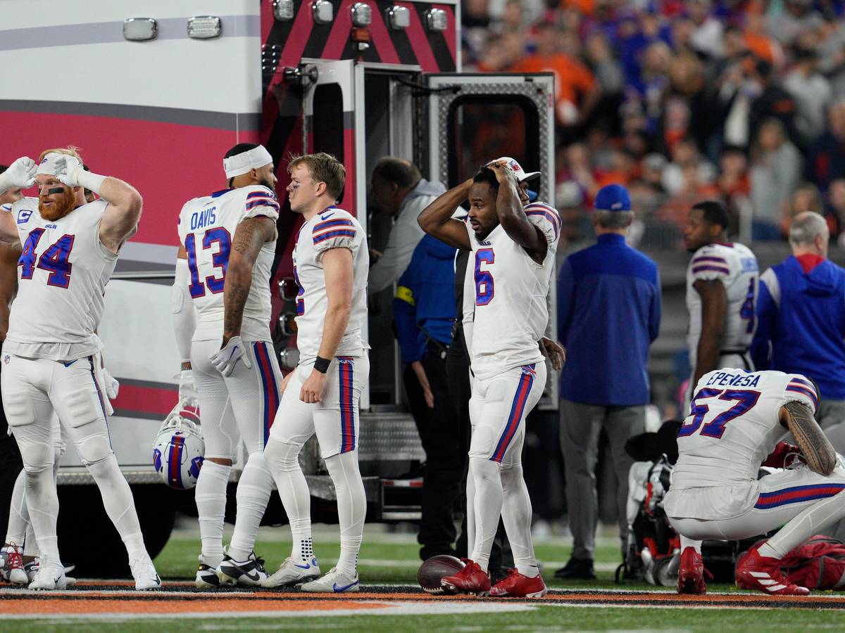Spieler der Buffalo Bills reagieren geschockt, als ihr Teamkollege Damar Hamlin am 2. Januar 2023 zusammenbrach.