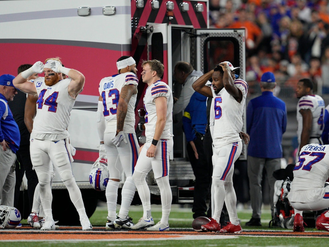 Spieler der Buffalo Bills reagieren geschockt, als ihr Teamkollege Damar Hamlin am 2. Januar 2023 zusammenbrach.