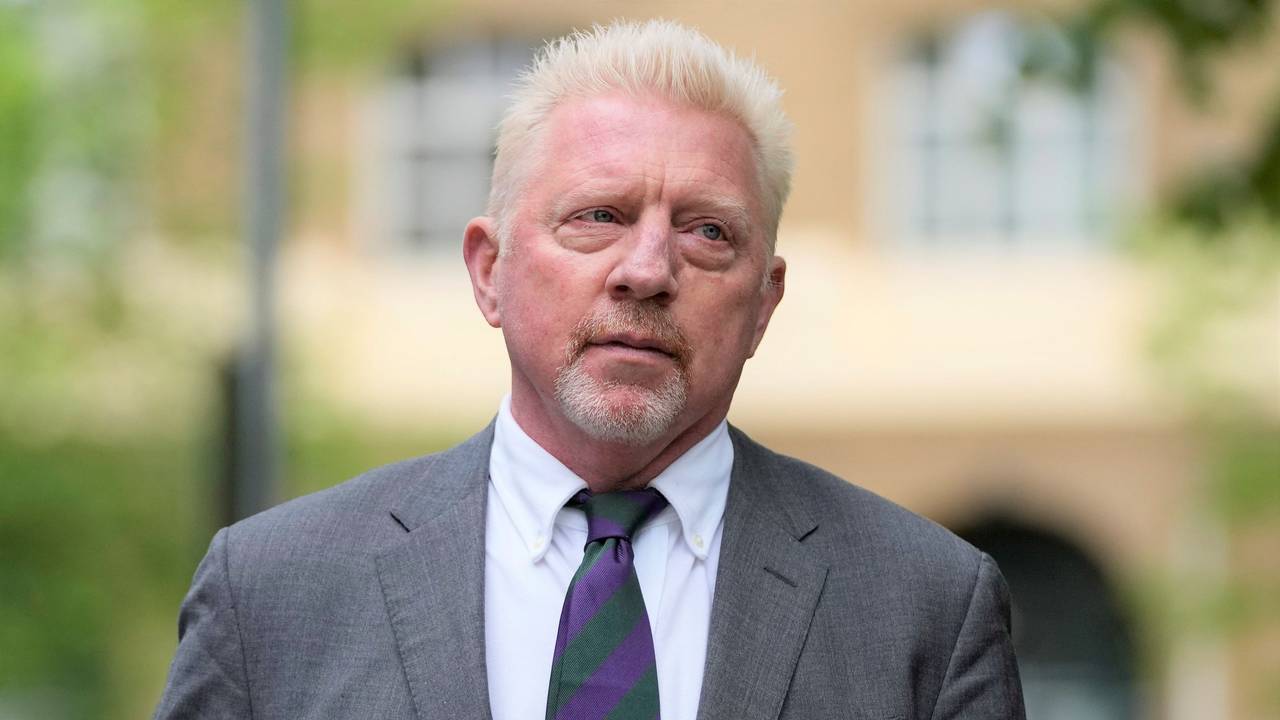 Boris Becker geht nach einem Gerichts-Termin im Anzug auf dem Gerichtsgebäude.