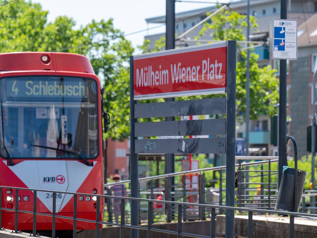 Die Stadtbahnlinie 4 in Fahrtrichtung Schlebusch steht an der Haltestelle Mülheim Wiener Platz.