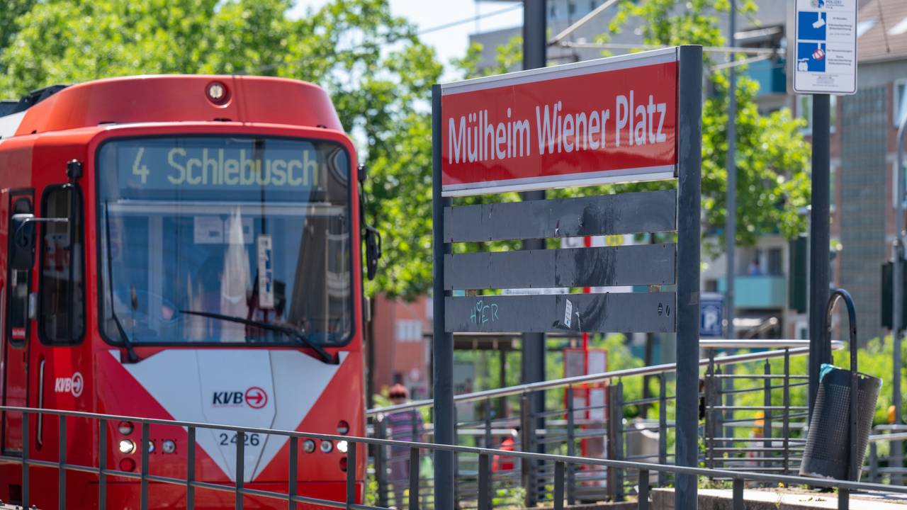 Die Stadtbahnlinie 4 in Fahrtrichtung Schlebusch steht an der Haltestelle Mülheim Wiener Platz.