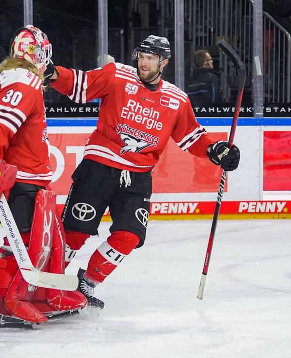 Brady Austin gratuliert Torwart Mirko Pantkowski.