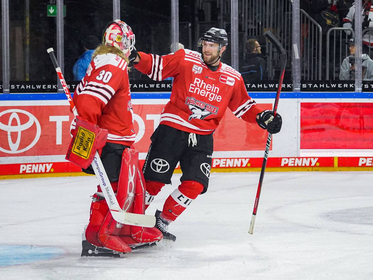 Brady Austin gratuliert Torwart Mirko Pantkowski.